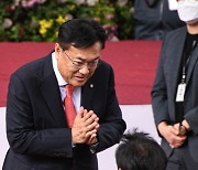 [포토]오세훈 서울시장과 인사 나누는 정진석 비대위원장