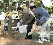 故강수연을 추모하며..27회 부국제, '영화의 숲'에 나무 심었다