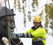 핀란드서 사라진 '레닌'..최후의 동상 철거 되자 샴페인
