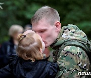 "아빠 금방 올게"..전장으로 떠나는 러시아 예비군