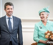 의회 개회식에 참석한 덴마크 여왕과 왕세자