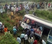 인도서 결혼식 하객 탑승 버스, 협곡 추락해 최소 25명 사망