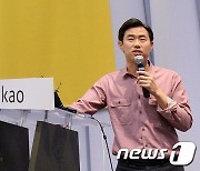 "800억 성과급 달라"카카오 전 대표, 김범수엔 소송 안건다