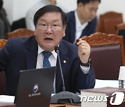 '윤석열차' 풍자 논란 기재위로 불똥..野 "문화는 지원하되 간섭 말아야"