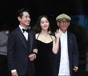 포즈 취하는 신하균-한지민-이준익 감독