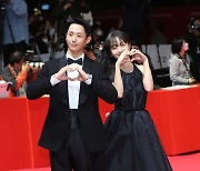 [27th BIFF] 정해인-김혜준, '설레는 커플 하트'