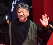 [포토] 고레에다 히로카즈 감독, '거장의 멋진 손인사~' (27th BIFF)