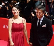 [포토] 조윤희-권해효 부부, '손 꼭 잡고 다정하게~' (27th BIFF)