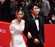 [포토] 진선규-전종서, '팔짱끼고 다정하게~' (27th BIFF)