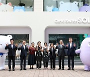 신한은행, 명동에 '청각장애인 바리스타' 카페 열어