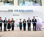 신한은행, 청각장애인 바리스타 '카페스윗 쏠' 명동점 오픈