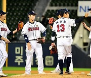 두산, '정규시즌 우승 세리머니 펼친 SSG 상대로 5-2 승리' [사진]