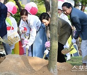 [ST포토] 김규리-권율-김한민 감독 '故 강수연 나무 식수'