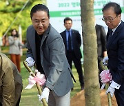 [TD포토] 김한민 감독 '강수연 나무에 뿌리는 흙'