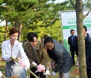 [TD포토] 김한민 감독 '강수연 나무야 잘 자라라'