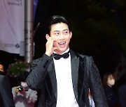 [T포토] 옥택연 '볼하트 날리며'