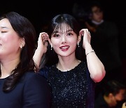 [T포토] 김유정 '예쁜 머리 넘김'