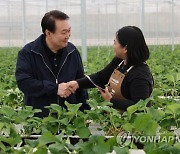 스마트팜 체험해보는 윤석열 대통령