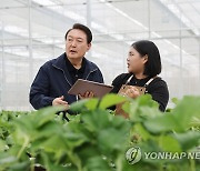 스마트팜 체험해보는 윤석열 대통령