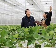 스마트팜 체험 나선 윤석열 대통령