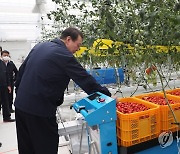 스마트팜 현장 시찰하는 윤석열 대통령