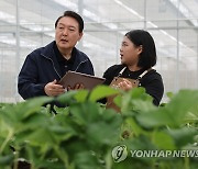 尹 "스마트팜에 우리 농업 미래..청년창업 적극 지원"(종합)
