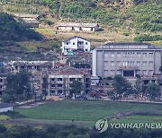 공사 작업하는 북한 주민들