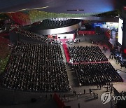 3년 만에 정상 개최된 부산국제영화제..레드카펫에 쏟아진 환호(종합)