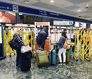 파업으로 출입구 막혀있는 영국 런던 철도역