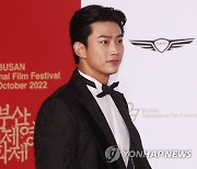 옥택연, 설레는 미소