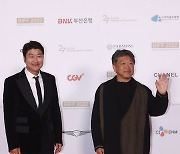 부산국제영화제 찾은 송강호-고레에다 히로카즈