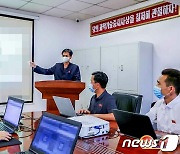 '첨단 개척에 헌신'..북한 국가과학원 연구원들