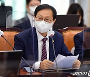 [국감현장] 김성주 의원 "업비트 셀프상장, 이해충돌 문제 있다"