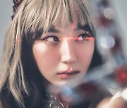 '솔로 데뷔' 이채연, '허쉬 러쉬' 콘셉트 포토 공개..뱀파이어 변신