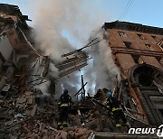 러군 폭격에 무너진 아파트..인명 구조 나선 우크라 소방