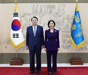 윤 대통령, 오영주 주베트남 대사 신임장 수여