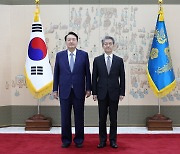 윤 대통령, 김홍균 주독일 대사 신임장 수여