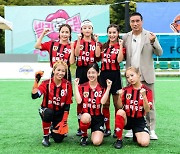 '골때녀' 키썸, FC 원더우먼 팀 비하인드 컷 공개! '미소 만발'
