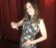 "이건 기적" 힐러리 스웽크, 48살에 첫 임신..쌍둥이 엄마 된다 [SC할리우드]