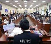 [2022국감] 與 "MBC는 자막 조작, 한상혁은 비굴" vs 野 "아무리 들어도 바이든"