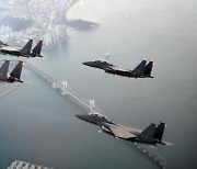 北 전투기·폭격기 12대 무력시위, 우리 軍 F-15K 등 30여대 압도적 대응(종합)
