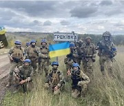 "러에서 해방" 사진 찰칵..우크라군, 루한스크주 첫 진입
