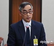 [포토]의원 질의 답변하는 윤종하 MBK파트너스 부회장
