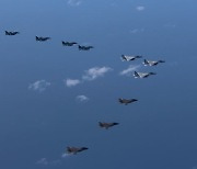 [속보] 군 "北 시위성 편대비행..군, 압도적 전력으로 대응"