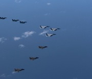 [속보] 北 전투기 8대·폭격기 4대 시위성 비행..사격훈련 추정