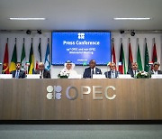 美 등진 OPEC+, 팬데믹 이후 최대 감산..유가 얼마나 오를까