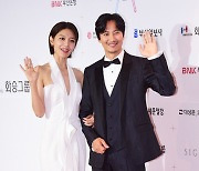 [MD포토] 수영, 김남길 '부일영화상 사회자로 다정하게'