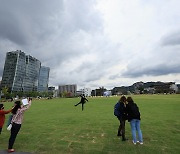 '금단의 땅' 송현동 부지 개방 ..광장에 몰려든 시민들 "예쁘다"
