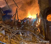 러시아 공습으로 불길 치솟는 자포리자 건물