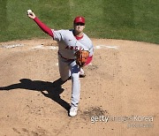 투·타 겸업 오타니, MLB 새 역사 ..규정 투구이닝+타석 첫 충족